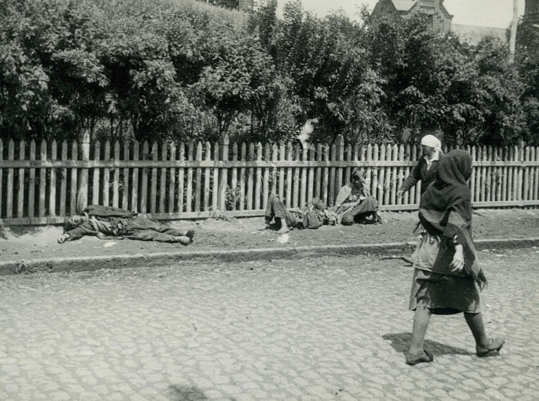 Жители Харькова идут мимо трупов умерших от голода, 1933 год