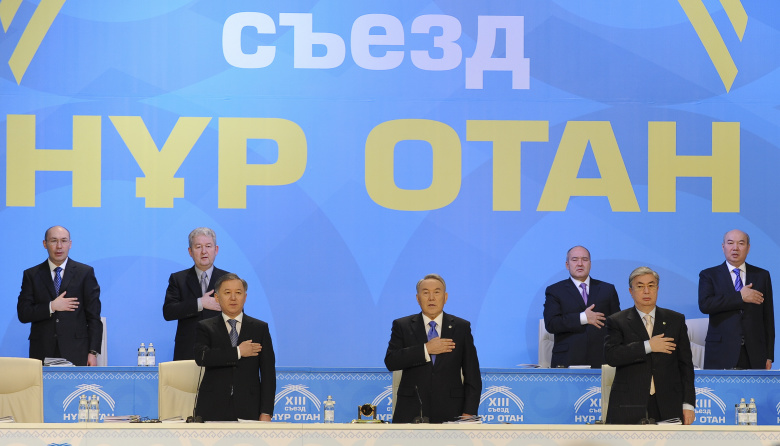 Президент Казахстана Нурсултан Назарбаев c членами политической партии «Нур Отан». Фото: Mukhtar Kholdorbekov / Reuters