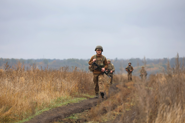 Пехотинцы 13-й Хартийской бригады Национальной гвардии Украины идут по грунтовой дороге, 11 октября 2025 года