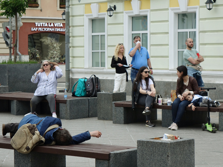 Москва, июнь 2020 года. Типичная сцена в центре города за три дня до снятия режима самоизоляции