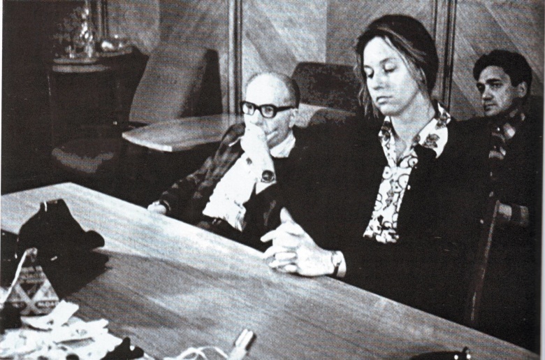 Марта Петерсон (справа) через час после ареста: «За этим столом в Лубянской тюрьме сотрудники КГБ держали меня четыре часа, изучая содержимое тайника. Рядом со мной сидит сотрудник посольства США, ходатайствующий за меня».