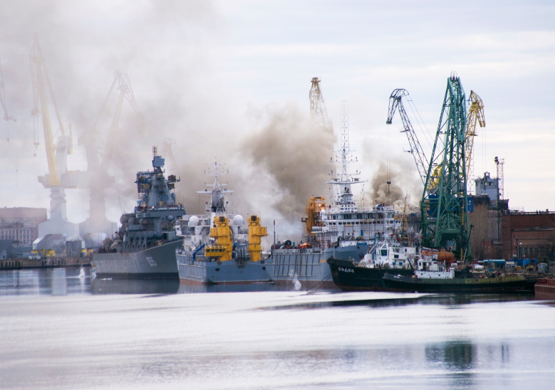 Задымление от пожара на атомной подводной лодке «Орел» на судоремонтном заводе «Звездочка».
