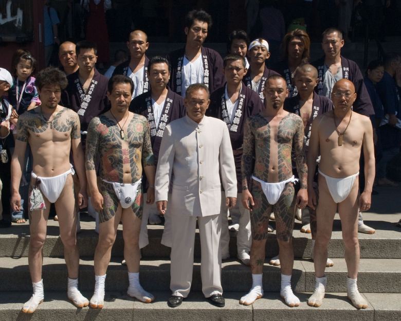 Японская якудза: члены группировки Асакуса-Такахаси-гуми, демонстрируют свои татуировки на празднике Сандзя-мацури. Фото: wikipedia.org