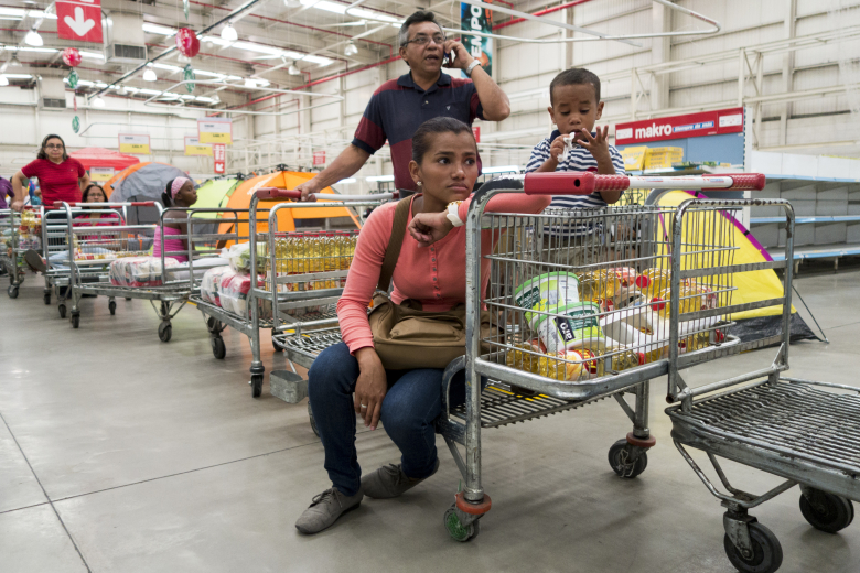 Покупатели в супермаркете «Макро» в Каракасе.