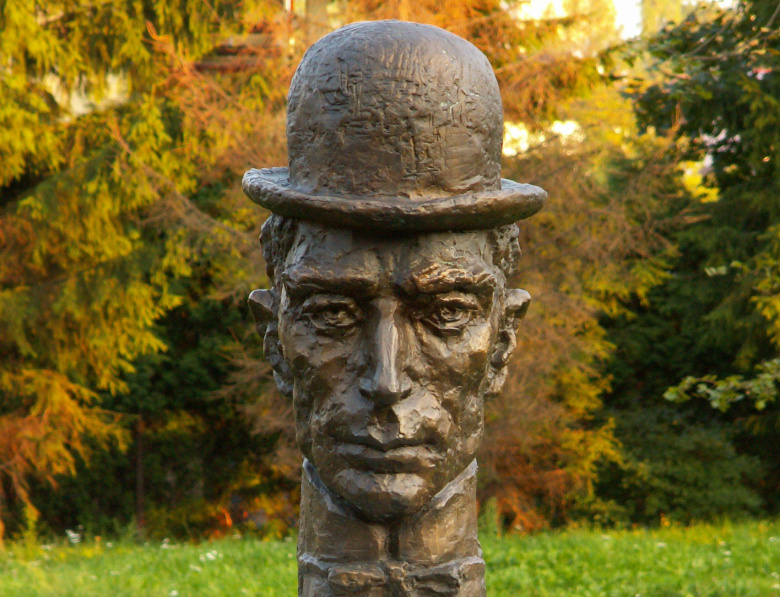 Франц Кафка. Фрагмент памятника в Кельце (Польша)