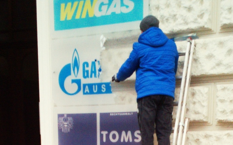 Рабочий снимает вывеску с офиса «Газпрома» в Вене, 7 марта 2022 года