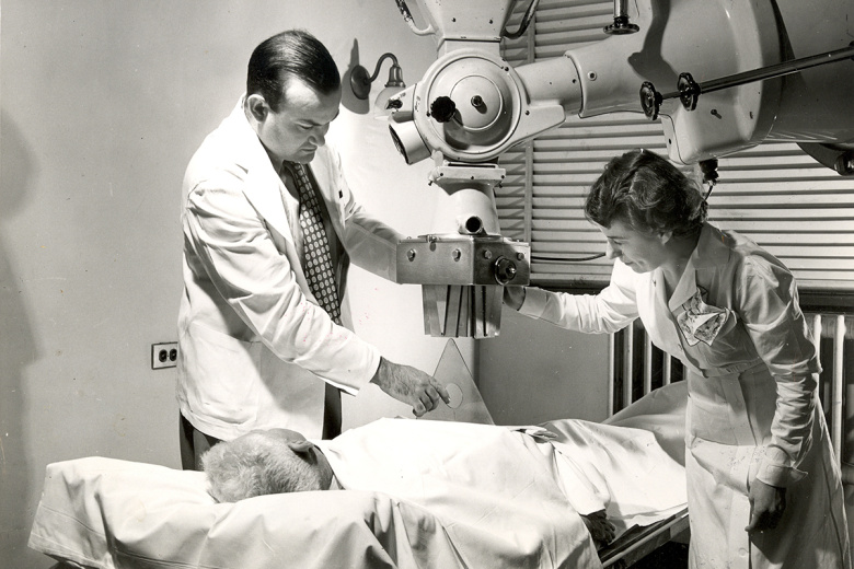 Сеанс радиотерапии, 1940-е гг.
