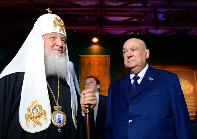 Патриарх Московский и всея Руси Кирилл и член Комитета Государственной думы по земельным отношениям и строительству Владимир Ресин.
