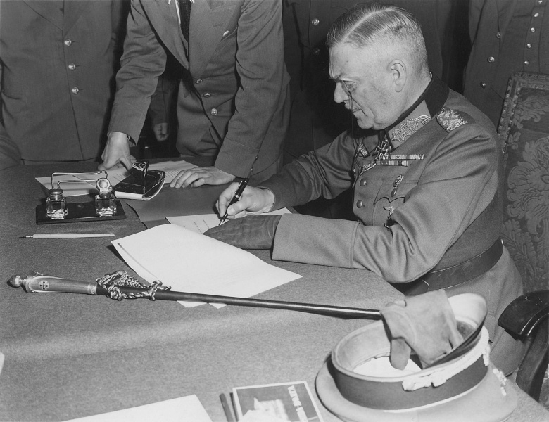 Фельдмаршал Кейтель подписывает Акт о безоговорочной капитуляции Германии