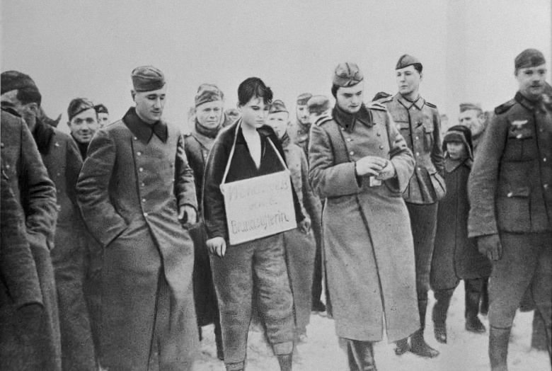 Немецкие солдаты ведут Зою Космодемьянскую на казнь. Петрищево, 29 ноября 1941. Фото: ТАСС