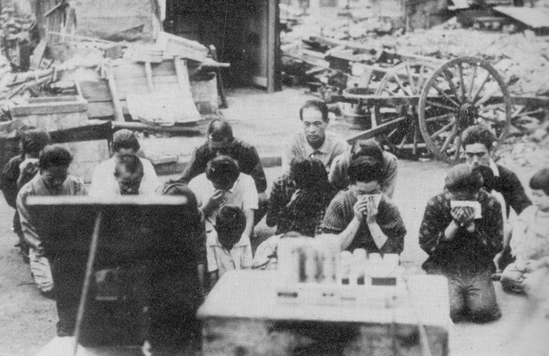 После Бомбы: подданные императора Хирохито слушают по радио его речь о принятии условий капитуляции Японии, 15 августа 1945 года