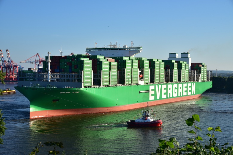Контейнеровоз Ever Ace входит в гавань Гамбурга, сентябрь 2022. Гигантские корабли семейства Ever Class-A, способные перевозить до 24 000 20-футовых контейнеров — самые большие грузовые суда в мире