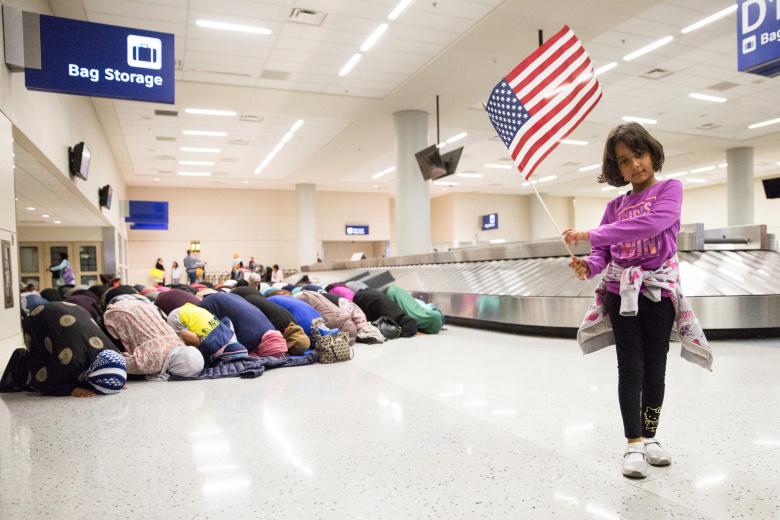 Акция протеста против миграционной политики Дональда Трампа в аэропорту Далласа, 29 января 2017. Фото: Laura Buckman / Reuters