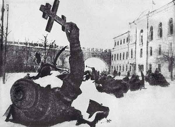 Части памятника «Тысячелетие России», разрушенного  во время немецкой оккупации Новгорода. Фото: январь 1944 года