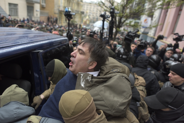 Михаил Саакашвили во время задержания сотрудниками СБУ. Киев, 2017 год. Фото: Evgeniy Maloletka / АР / ТАСС