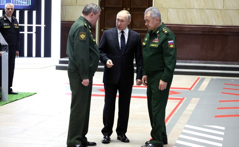 Владимир Путин с министром обороны Сергеем Шойгу и начальником Генштаба Валерием Герасимовым.