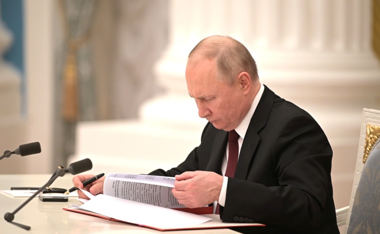 Владимир Путин во время подписания указов о признании ДНР и ЛНР