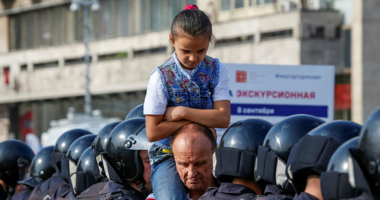 Мужчина с девочкой во время митинга против пенсионной реформы в Москве. Фото: Sergei Karpukhin / Reuters