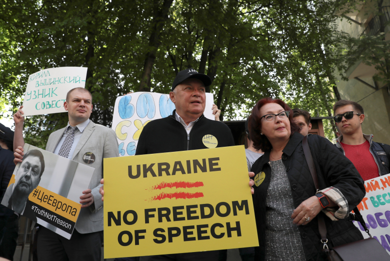 Дмитрий Киселев во время акции в поддержку Кирилла Вышинского. Фото: Evgenia Novozhenina / Reuters