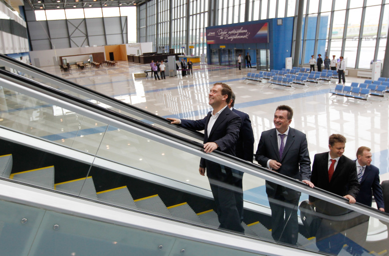 Дмитрий Медведев осматривает новый терминал международного аэропорта во Владивостоке, построенный к саммиту АТЭС-2012.