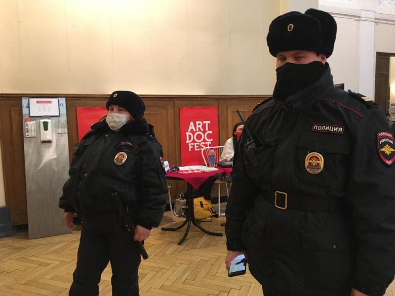 Полицейские в холле петербургского Дома кино. Фото: "Артдокфест"