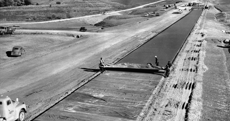 Строительство автострады в Канзасе, 1955 год. Фото: Bettmann / Getty Images