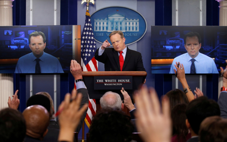 Пресс-секретарь Белого дома Шон Спайсер на брифинге для прессы. Вашингтон, 3 февраля 2017. Фото: Kevin Lamarque / Reuters