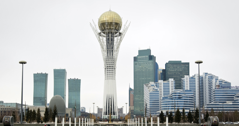 Вид на Бейтерек, одну из главных достопримечательностей в столице Казахстана Астане.