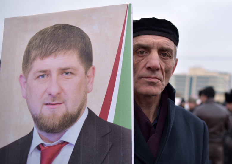 Участник митинга под лозунгом "В единстве наша сила" в поддержку главы Чечни Рамзана Кадырова.