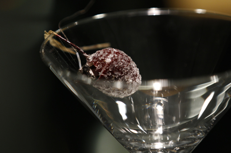 Прослушивающее устройство внутри искусственной вишни в бокале мартини в музее шпионажа в Оберхаузене