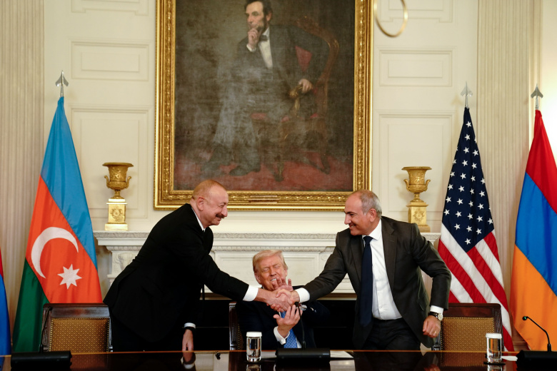 Президент Азербайджана Ильхам Алиев, премьер-министр Армении Никол Пашинян и президент США Дональд Трамп на подписании мирных соглашений в Белом доме
