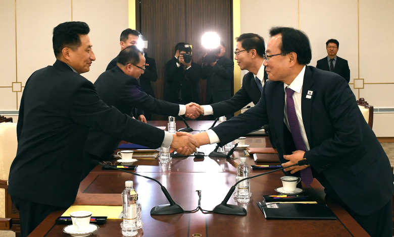 Делегации Северной и Южной Кореи обмениваются рукопожатиями на переговорах в Пханмунджоме. Фото: AFP