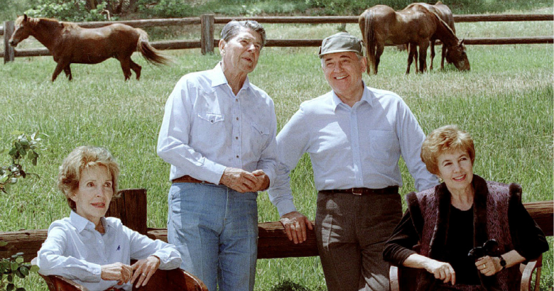 Михаил Горбачев с женой Раисой и Рональд Рейган с женой Нэнси в США, 1992 год. Фото: Blake Sell / Reuters
