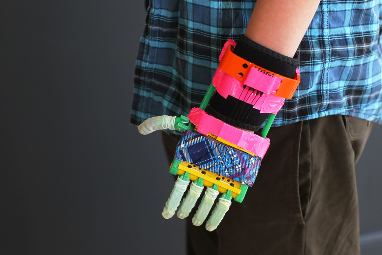 Протез руки, детали которого выполнены на 3D- принтере. Фото: Brian Snyder / Reuters
