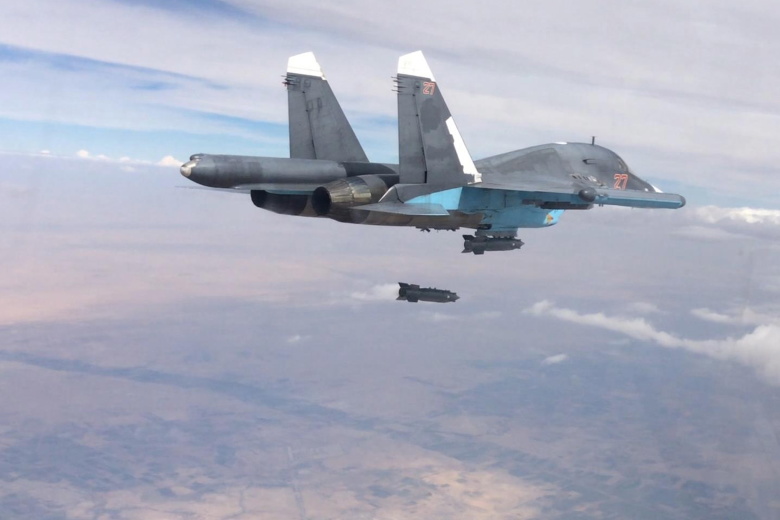 Российский многофункциональный истребитель-бомбардировщик Су-34 во время нанесения авиационного удара в провинции РАККА.