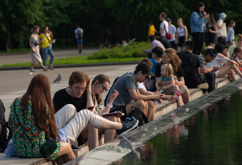 Горожане в Парке Горького в первый день отмены карантина.  Фото: Артем Житенев /ТАСС