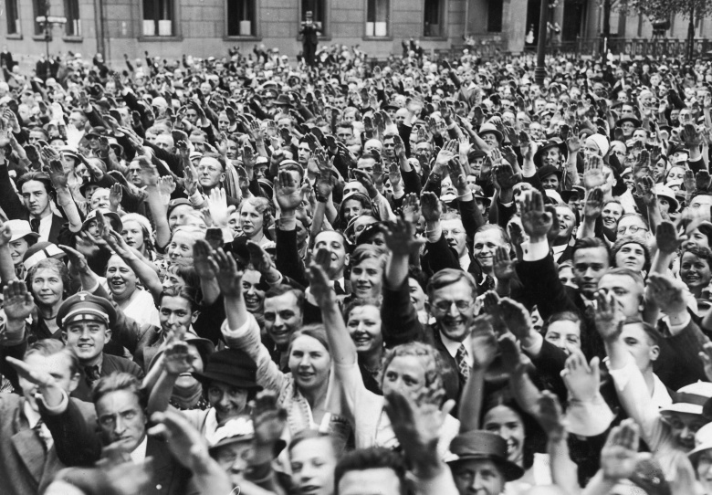 Берлинцы салютуют избранному Адольфу Гитлеру у Рейхсканцелярии. 19 августа 1934 год.