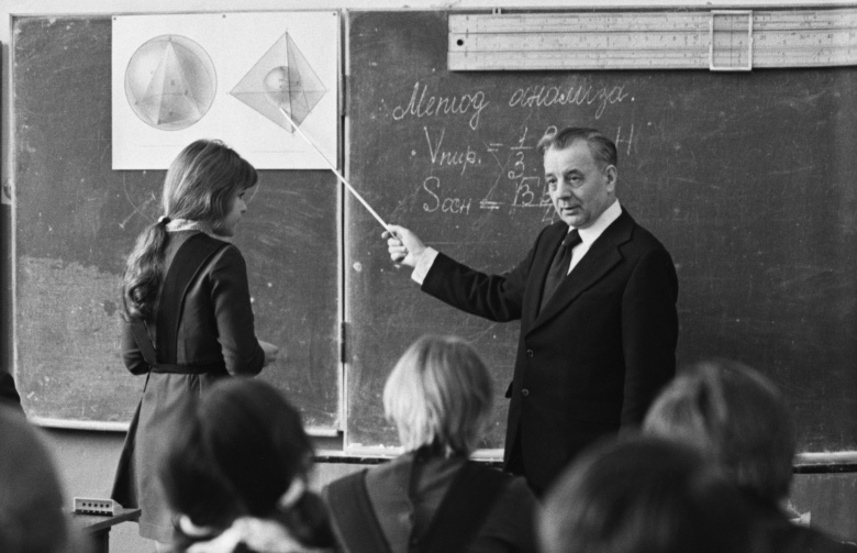 Учитель математики С.Ф. Рубанов во время урока в школе, 1979 год