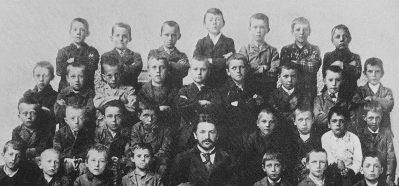 Групповой школьный снимок, Леондинг (Австрия), 1899. В центре в заднем ряду — десятилетний Адольф Гитлер.