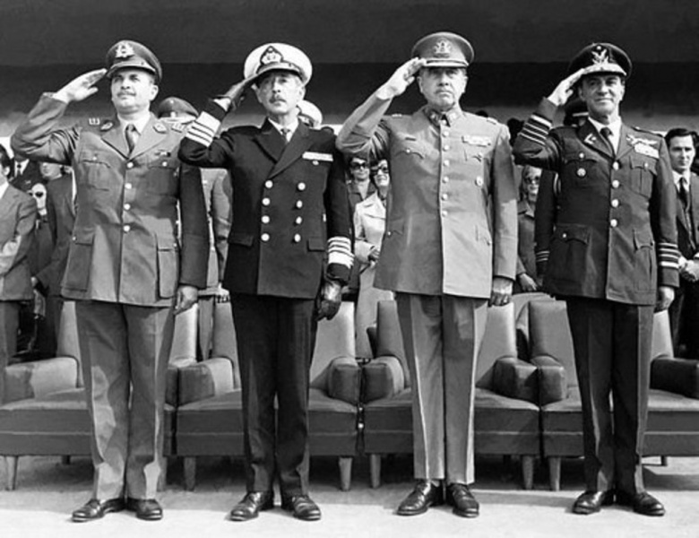 Первый состав чилийской хунты (слева направо): командир корпуса карабинеров Сесар Мендоса, главком ВМФ Хосе Торибио Мерино, Пиночет и Ли Гусман