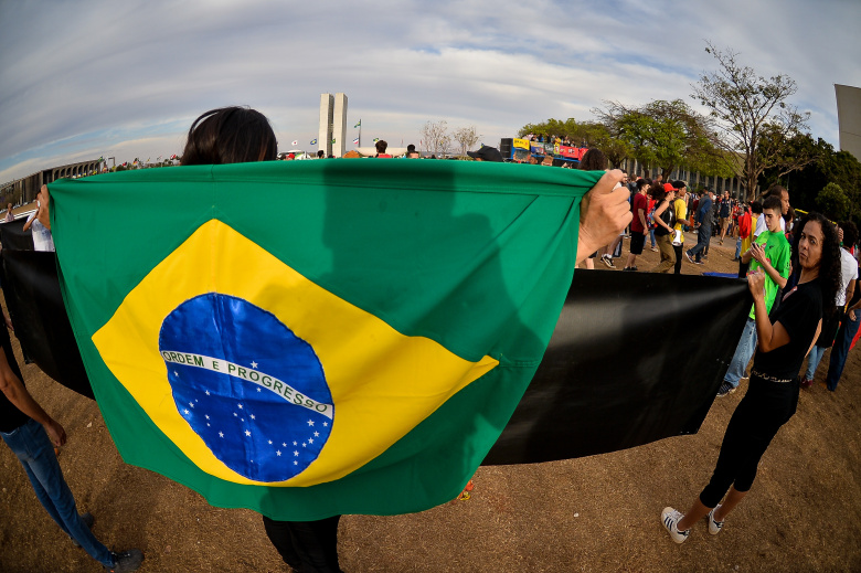 11 августа 2022 года. Протестующий с флагом Бразилии