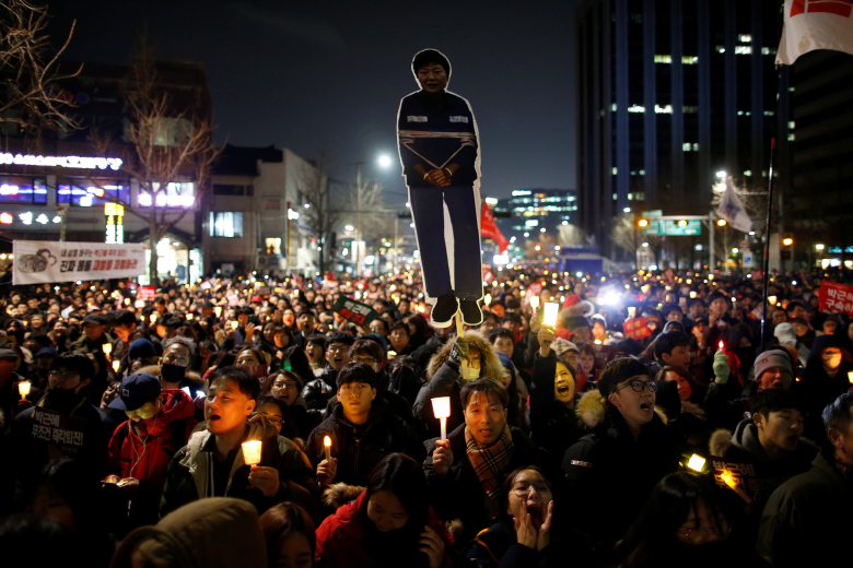 Протестующие требуют импичмента Пак Кын Хе. Фото: Kim Hong-Ji / Reuters