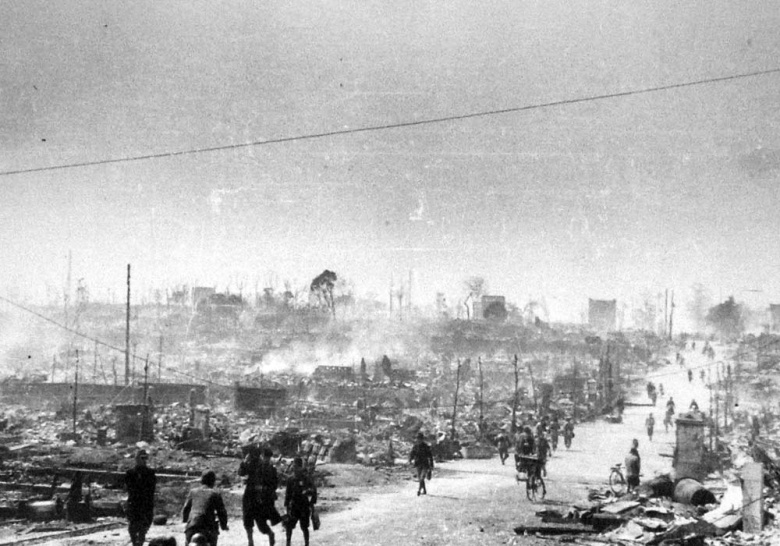 Руины Токио после американского авианалёта, 10 марта 1945 года