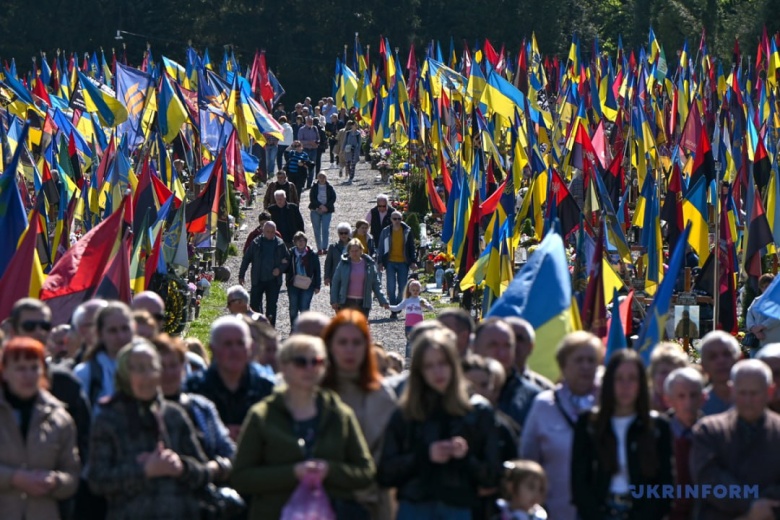 Панихида по погибшим украинским военным на Лычаковском кладбище во Львове, 27 апреля 2024 года