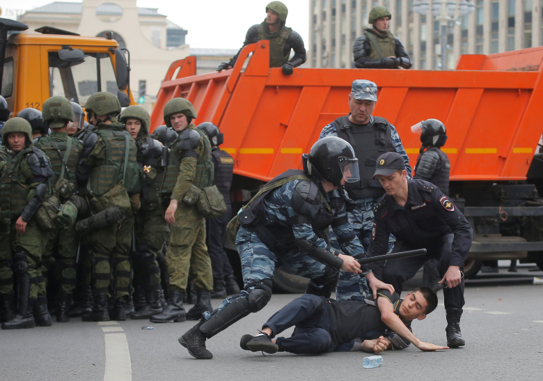 Задержание на митинге 12 июня 2017 г в Москве. Фото: Maxim Shemetov / Reuters