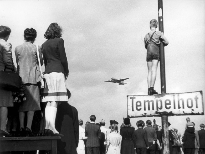 Жители Западного Берлина ждут американский самолёт с продовольствием в дни советской блокады, 1948 год