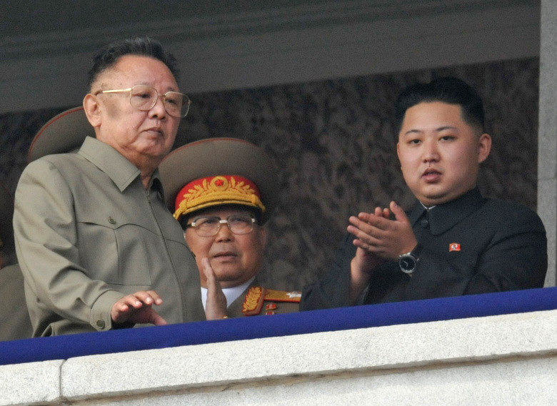 Ким Чен Ын и его отец Ким Чен Ир (слева) на параде в честь 65-летия основания Трудовой партии Кореи в Пхеньяне, 2010 год. Фото: Petar Kudjundzic / Reuters