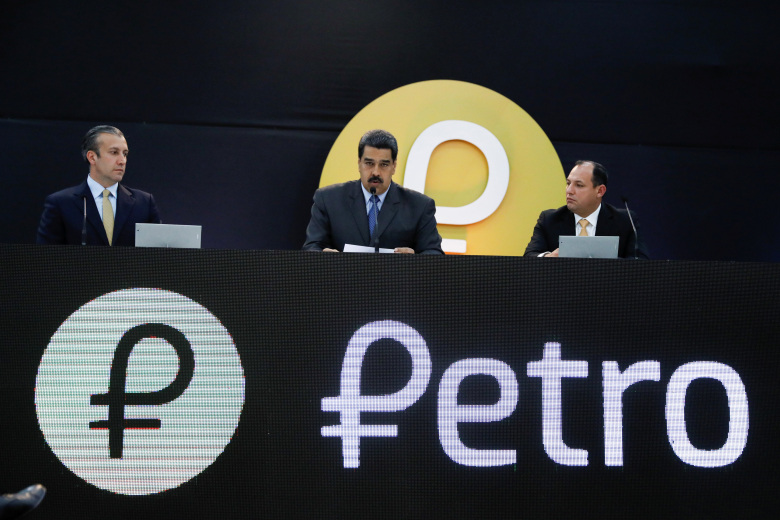 Презентация Эль Петро Николасом Мадуро. Фото: Marco Bello / Reuters