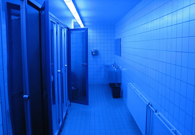 Общественный туалет на вокзале города Тампере (Финляндия). Идея в том, что интенсивное синее освещение сильно затрудняет поиск вен, и поэтому потребители тяжелых наркотиков не могут использовать туалет для инъекций