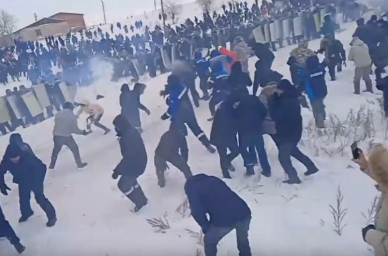 Участники народного бунта в Башкирии в противостоянии с силовиками, 17 января 2024 год